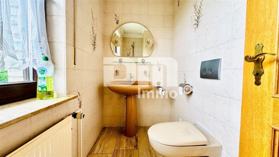 Großzügiges Einfamilienhaus in begehrter Lage mit Balkonen und Traumgarten + Terrasse - EG Bad / Dusche